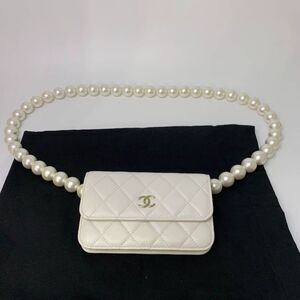Chanel Women White Quilted Leather Pearl And Bow Mini Woc Clutch Bag